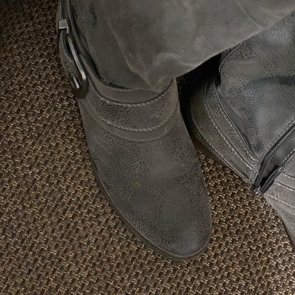 Faux gray suede boots - Picture 2 of 3